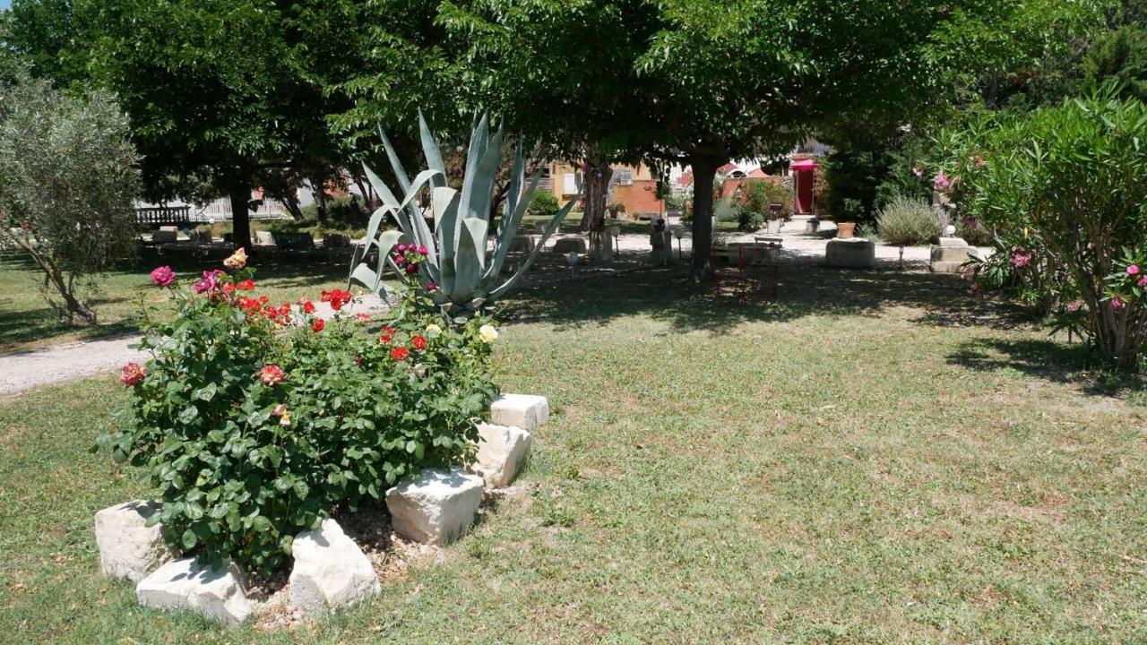 Mas Maurane - Le Bougainvillier Aux Portes D'Arles Appartement Tarascon Buitenkant foto